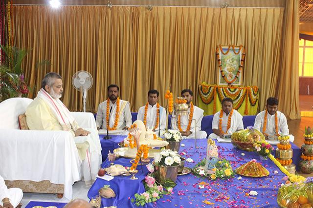 Brahmachari Girish Ji with Vedic Pandits during Shri Rudrabhishek Celebration