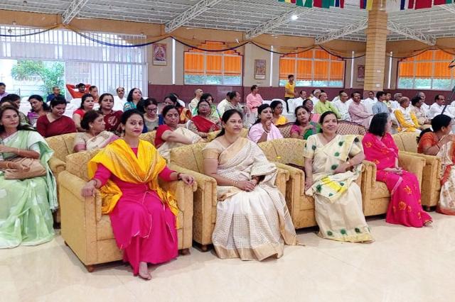 70 principals of Maharishi Vidya Mandir Schools have also attended and enjoyed divine chanting