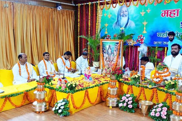 121 Maharishi Vedic Pundits have performed Maharudrabhishek at Gurudev Brahmanand Saraswati Ashram Bhopal