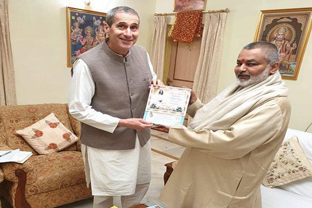 Brahmachari Girish ji has presented calendar to Raja Harris ji