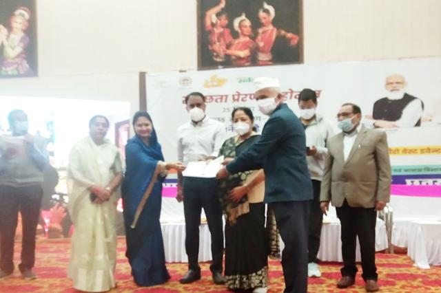 Maharishi Vidya Mandir Chhatarpur Vidyalaya was honored by the District Collector for its contribution in cleanliness work.