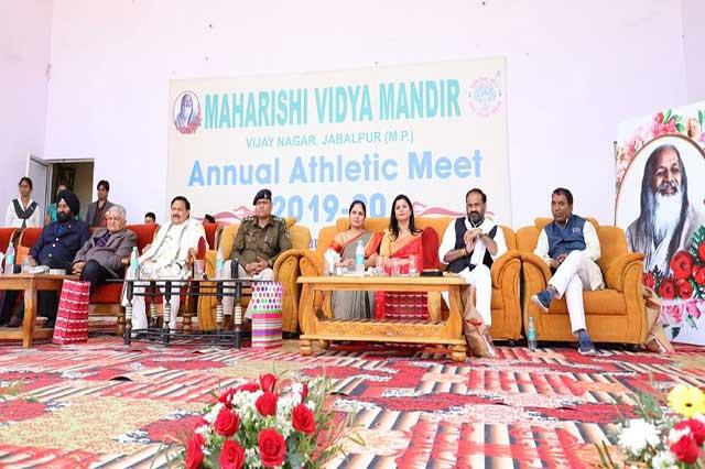 The annual sports event was organized on 19.01.2020 at Maharishi Vidya Mandir, Vijay Nagar Jabalpur. The Guru was worshiped first by following the Vedic tradition. President of the day by Saurabh Nati Chaturvedi, Principal Mrs. Sneh Chaturvedi ji. (Vishwamitra Award, NIS Coach-Handball Jabalpur), Distinguished Guest Mr. Mayank Singh (DSP) and Distinguished Guest Mr. Aranvid Si The Rajput (Secretary of Maharishi Mahesh Yogi by flower bunches and plant Vedic University, Jabalpur) were plantation by and guests and school principal welcomed. After the welcome tradition and tree planting, the annual sports of the year 2019-20 were inaugurated with a torch.